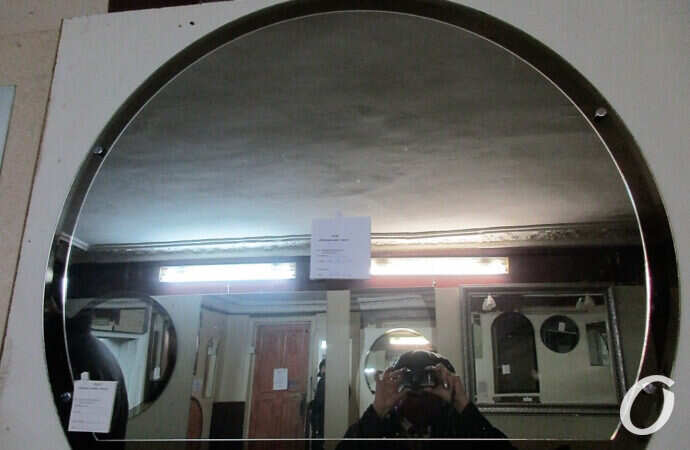 зеркало на зеркальном заводе