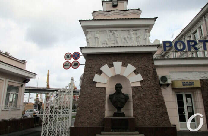 порт, памятник Деволану