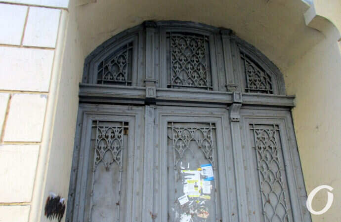 двери дома на Мясоедовской