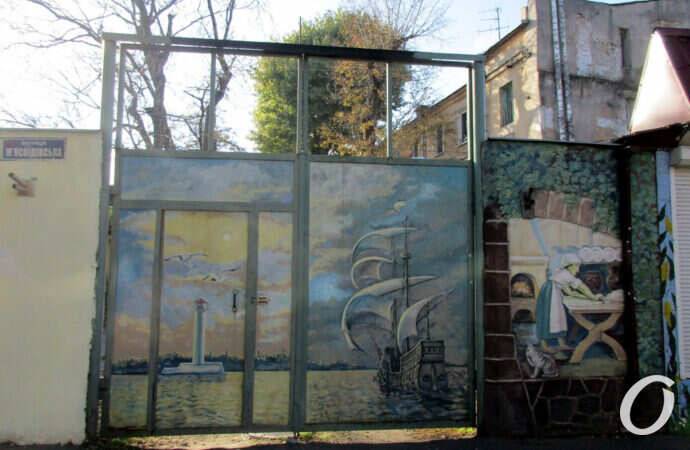 расписные ворота на улице Мясоедовской