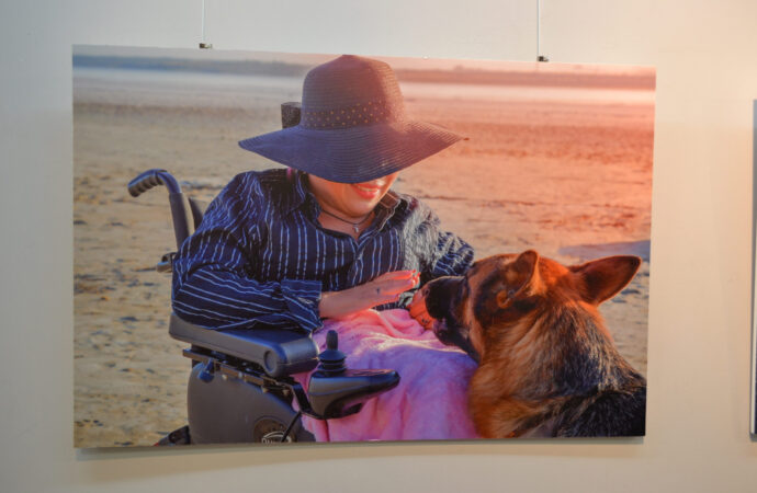 ребенок-инвалид и собака