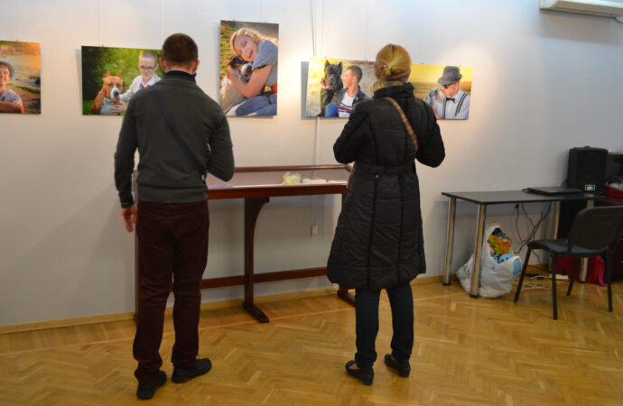 посетители фотовыставки