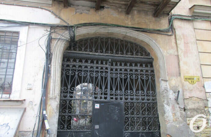 ворота в одесском переулке
