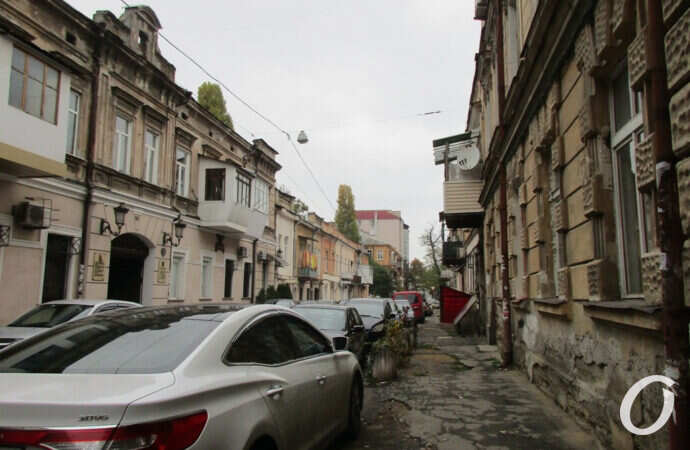 новая машина в старом переулке