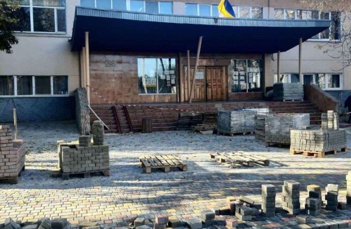 На поселке Котовского в Одессе ремонтируют школу-лицей