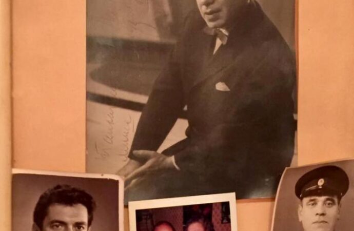 портреты артистов в доме Жванецкого