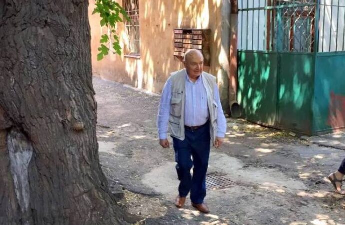 Жванецкий во дворе дома детства