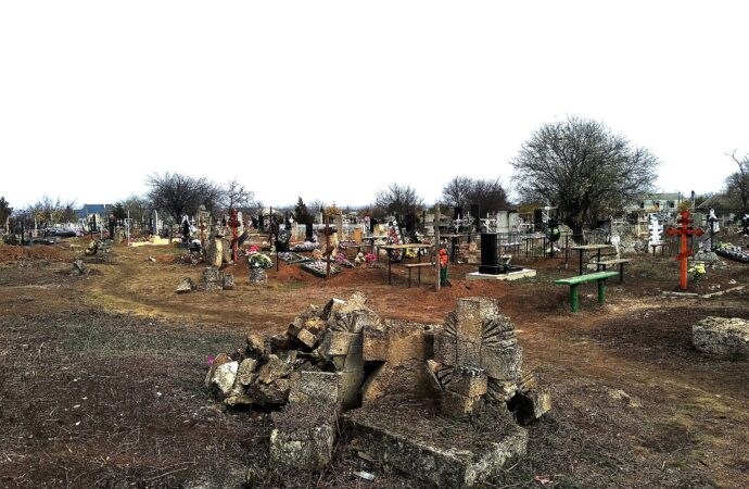 старые кресты на кладбище в Нерубайском