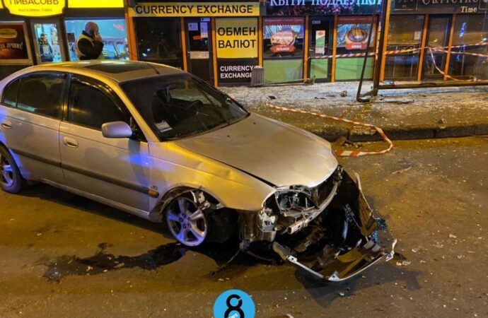 Жуткая авария в Одессе: возле «Сити-центра» на Таирова авто влетело в остановку – есть пострадавшие