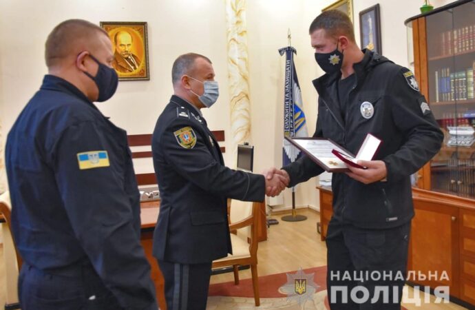 Спас тонущих подростков под Одессой: спасатели вручили медаль полицейскому из Черноморска