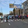 В Одессе на Таирова торговцы перекрыли дорогу – требуют отменить «выходной» карантин (фото)