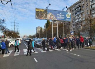 В Одессе на Таирова торговцы перекрыли дорогу – требуют отменить «выходной» карантин (фото)