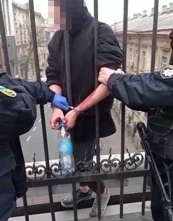Приковали наручниками к мосту: в Одессе спасли потенциального самоубийцу (видео)