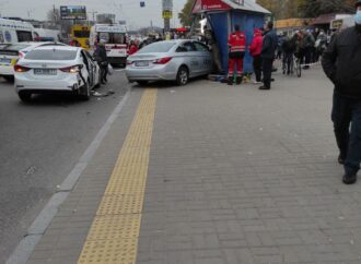 В Киеве такси влетело в остановку, есть жертвы (фото)