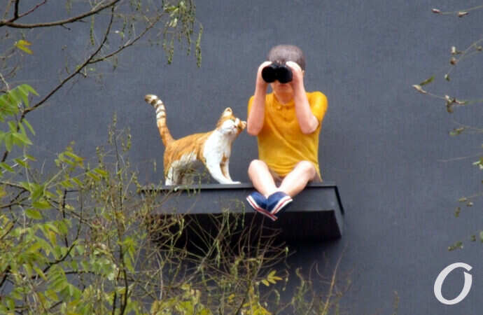 На новом одесском доме поселился любопытный юноша с биноклем и котом (фото)
