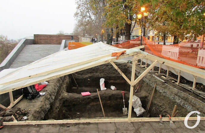 Раскопки на одесском Приморском бульваре теперь ведутся под навесом: о чем говорят историки? (фото)