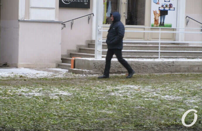 первый снег в Одессе, прохожий