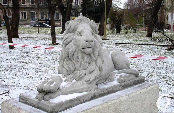 сквер Мечникова, лев положил лапу на лапу