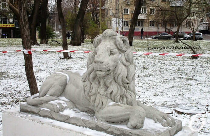 сквер Мечникова, лев вытянул лапу