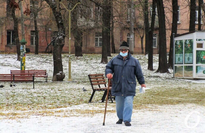 сквер Мечникова, мужчина в маске