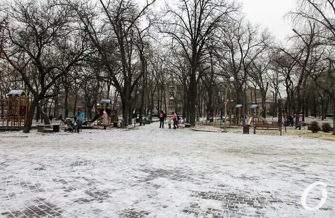 сквер Мечникова припорошило снегом
