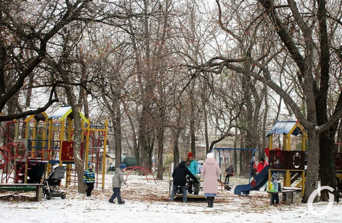 сквер Мечникова, дети играют