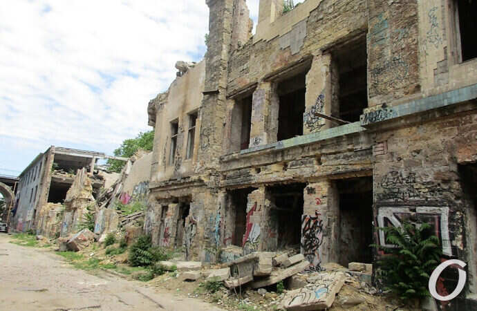 Деволановский спуск, развалины