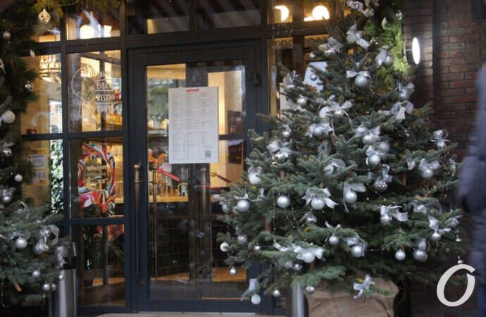 елка у входа