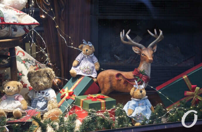 Новогодняя витрина, сани с оленем