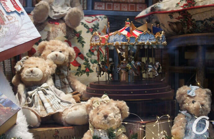 Новогодняя витрина, мишки и карусель