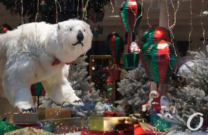 Новогодняя витрина, белый медведь