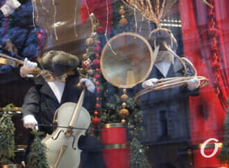 Одесса в преддверии Нового года: елки, Санта Клаусы и морж-трубач (фото)