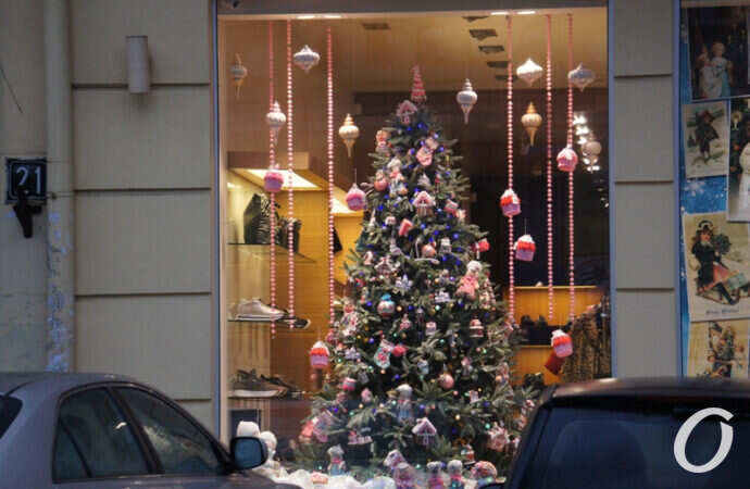 Новогодняя витрина, елка и игрушки