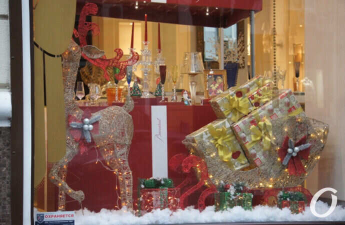 Новогодняя витрина, олень, сани и подарки