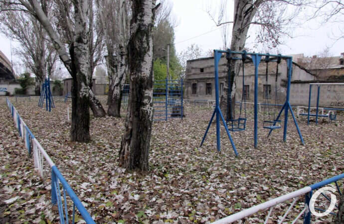 улица Одария, качели