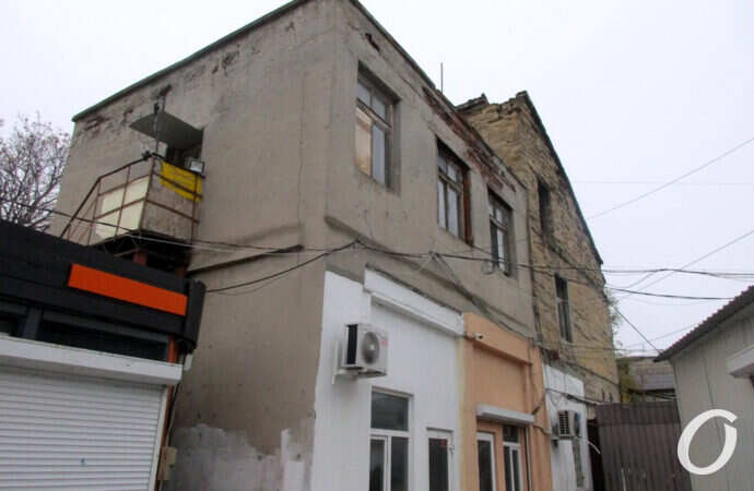 улица Одария, дом с балконом