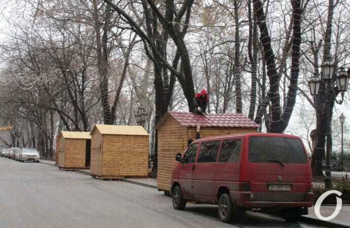 Новогодние приготовления на Приморском бульваре