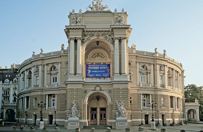 Медики могут бесплатно посетить одесскую оперу