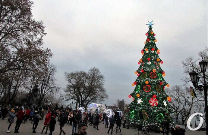 Одесские елки зажгли огни: в городе стартовали рождественско-новогодние праздники-гуляния (фото)