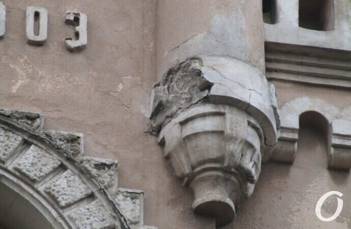 Мореходное училище, лепнина падает