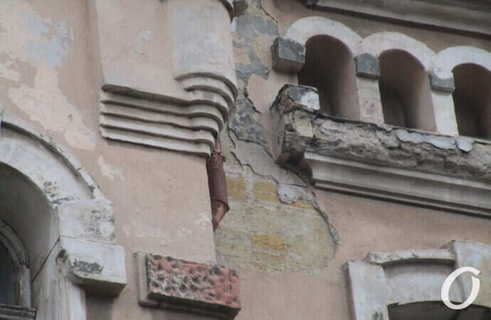 Мореходное училище, трещины