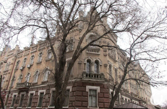 Мореходное училище, угол здания