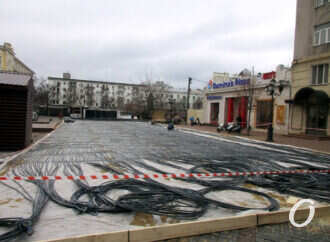 Одесский ледовый каток на Греческой площади все еще в стадии обустройства (фото)