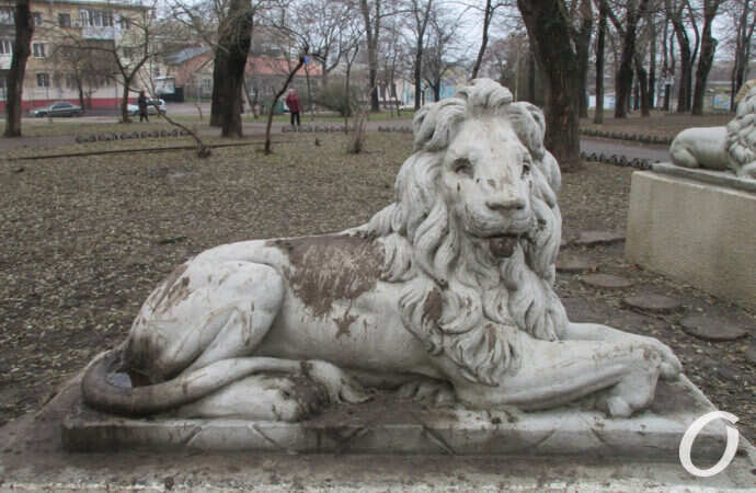 сквер Мечникова, забросали грязью львов
