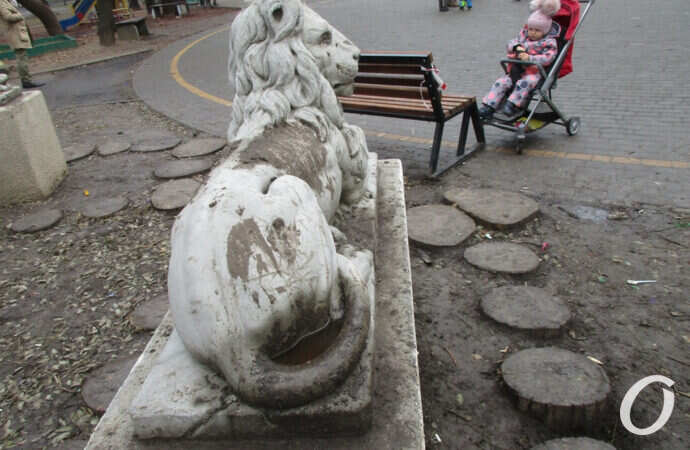 сквер Мечникова, испачканный лев