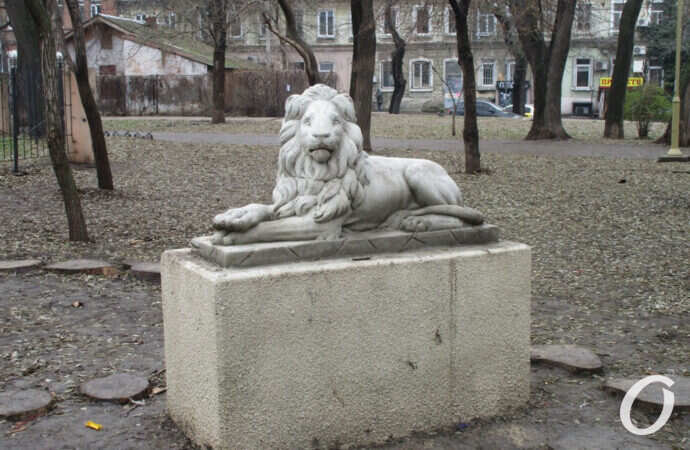 сквер Мечникова, скульптура льва