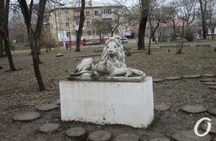 сквер Мечникова, забросали грязью львов