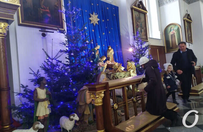 Католическое Рождество, вертеп и прихожане
