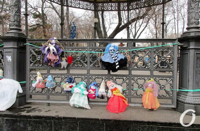 куклы на ротонде Горсада