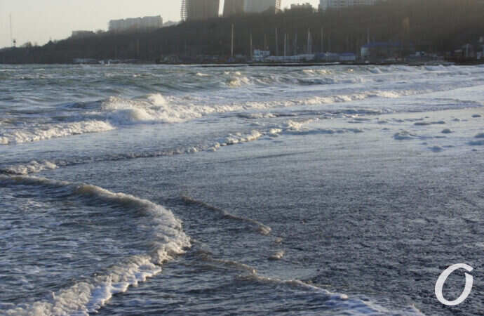 Зимнее море в Одессе, морская пена